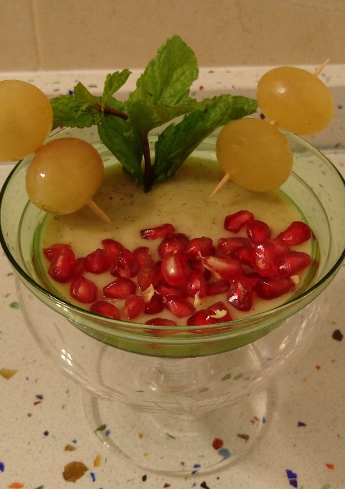 Una foto de Smoothie de otoño con chirimoya y granada