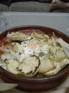Una foto de Huevos al horno con verduras
