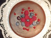 Una foto de tarta de chocolate y albaricoques