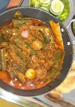 A picture of Dahi Bhindi masala gravy.