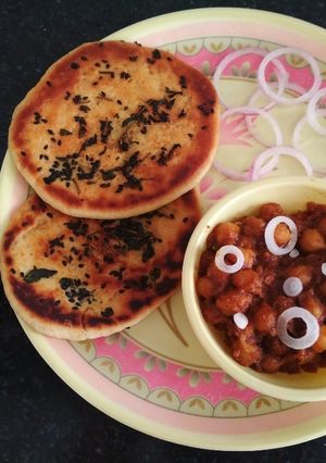 A picture of Chhole kulche.