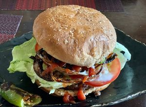 Una foto de Cheese bacon avocado burgers # delantal dorado