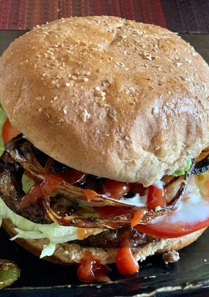 Una foto de Cheese bacon avocado burgers # delantal dorado