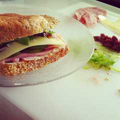Una foto de Sandwich de jamón y rúcula