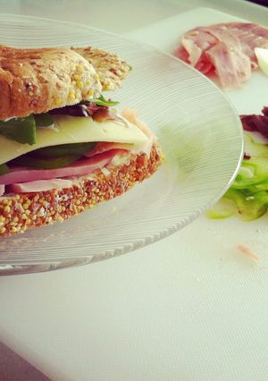 Una foto de Sandwich de jamón y rúcula