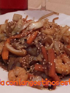 Una foto de Col salteada con langostinos estilo oriental*
