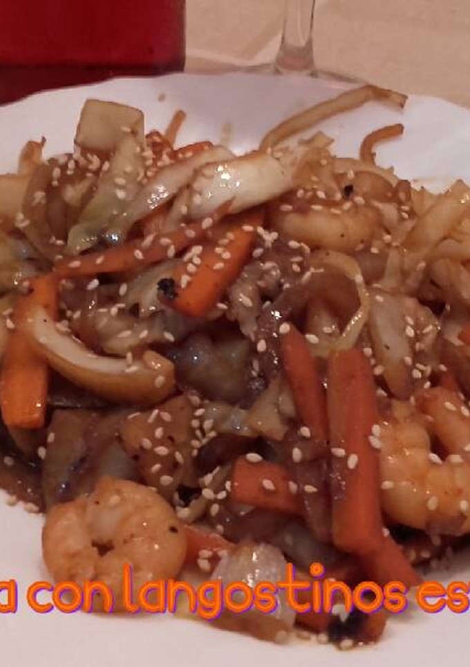 Una foto de Col salteada con langostinos estilo oriental*
