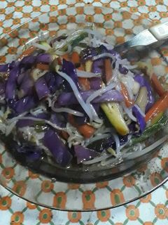 Una foto de Chop suey de vegetales y fideos de arroz