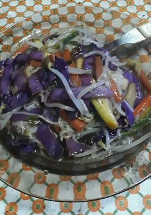 Una foto de Chop suey de vegetales y fideos de arroz