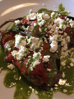 Una foto de Berenjenas rellenas de carne 🍖 con salsa al pesto y queso feta