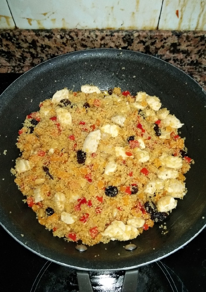 Una foto de Cuscús de pollo, con pasas y piñones
