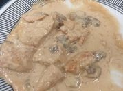 Una foto de strogonoff de pollo cremoso