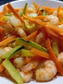 Una foto de Wok de langostinos