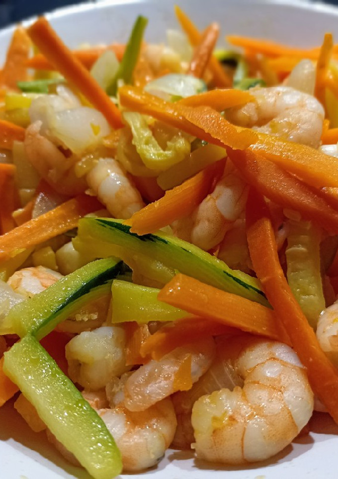 Una foto de Wok de langostinos