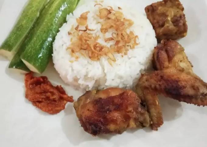 Ayam Dan Tempe Goreng Ungkep Kunyit