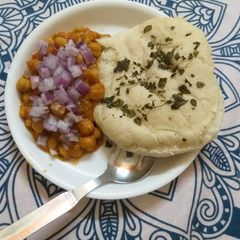 A picture of Chana kulcha.