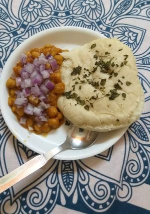 A picture of Chana kulcha.