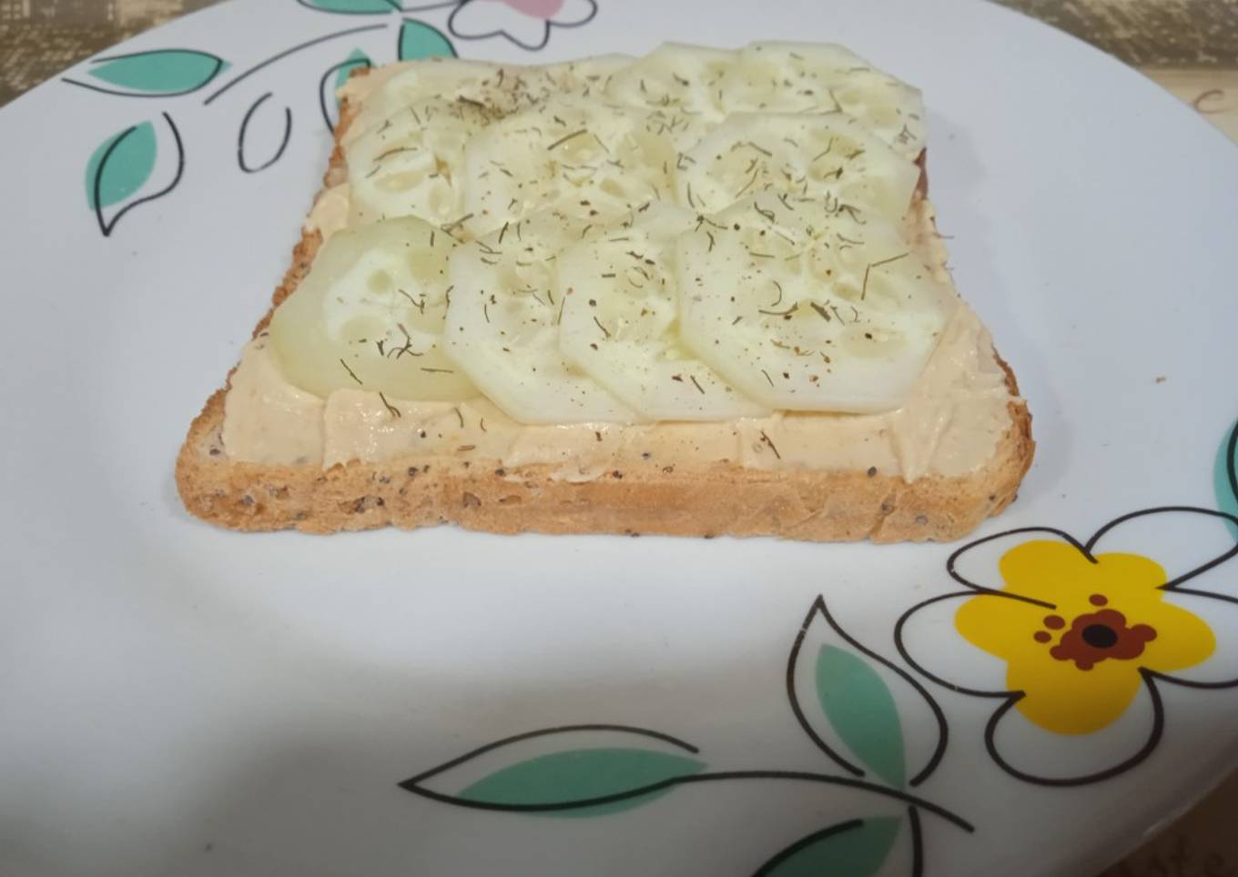 Tostada con hummus y pepino