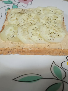 Una foto de Tostada con hummus y pepino