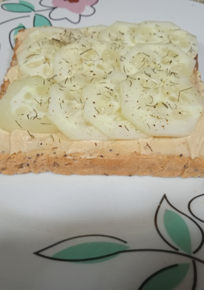 Una foto de Tostada con hummus y pepino