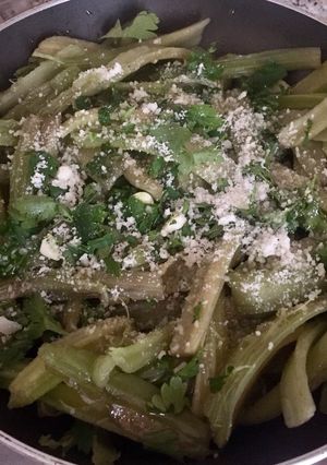 Foto di “Cardoncelli” o Pianta sfoltita dei carciofi in padella