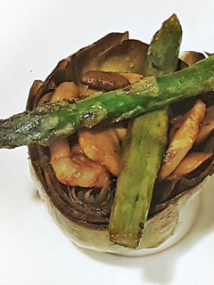 Una foto de Alcachofas vaporizadas rellenas de gambas, setas y trigueros