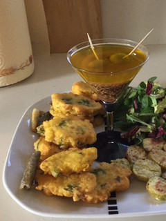Una foto de Tortitas de bacalao, con vinagreta a la mostaza