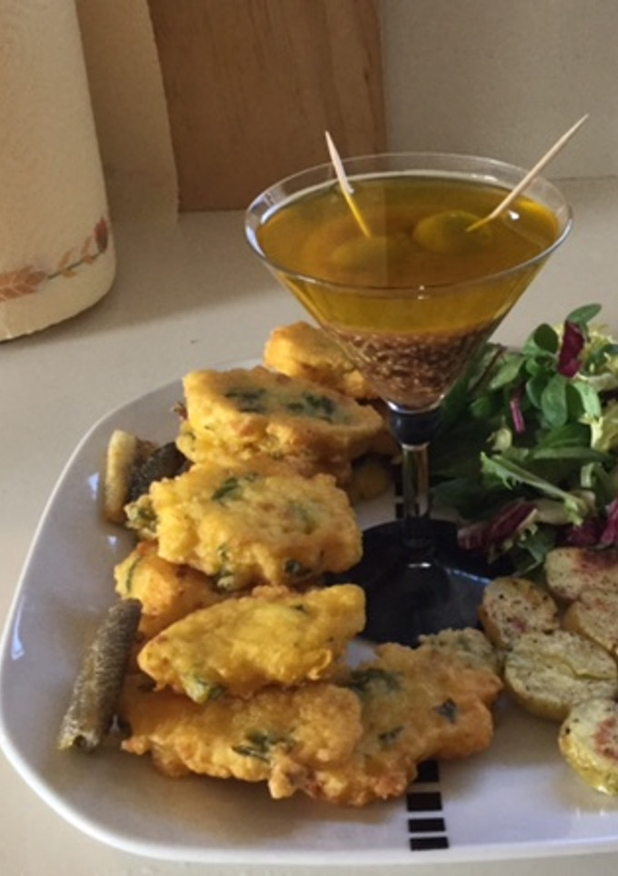 Una foto de Tortitas de bacalao, con vinagreta a la mostaza