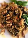 Quinoa con melanzane, noci e peperoncino
