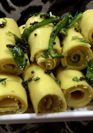 A picture of Khandvi.