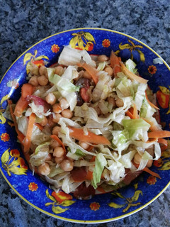 Una foto de Ensalada de garbanzos con verduras