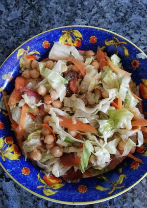 Una foto de Ensalada de garbanzos con verduras