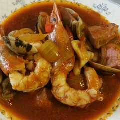 Foto principal de Atún con calamares, gambones y almejas en salsa americana