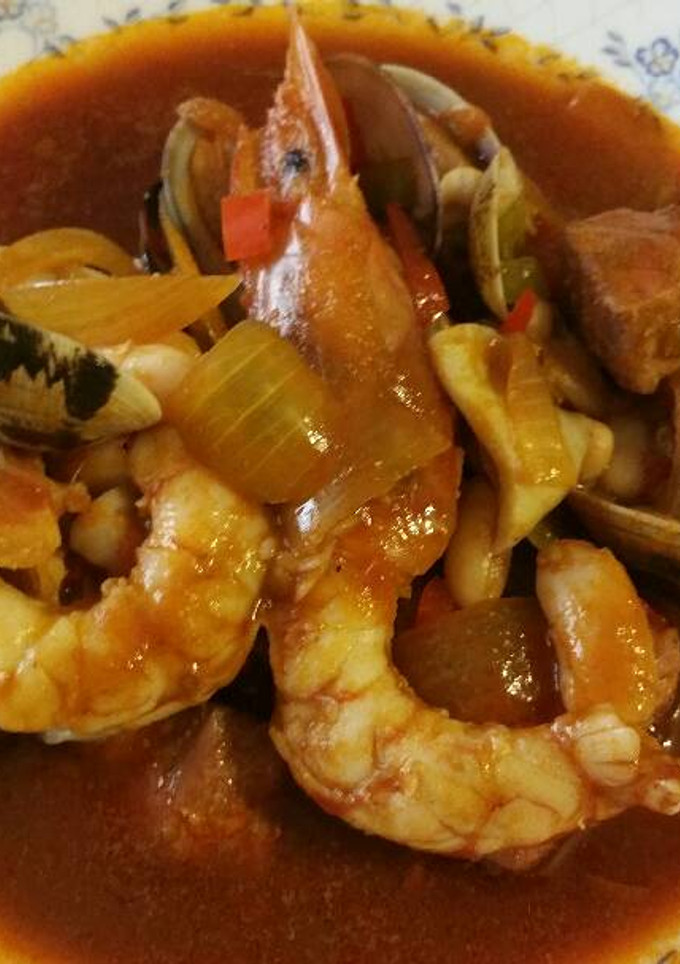 Una foto de Atún con calamares, gambones y almejas en salsa americana