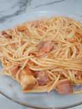 Espaguetis con Panceta Ahumada y Perrito Caliente