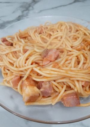 Una foto de Espaguetis con Panceta Ahumada y Perrito Caliente
