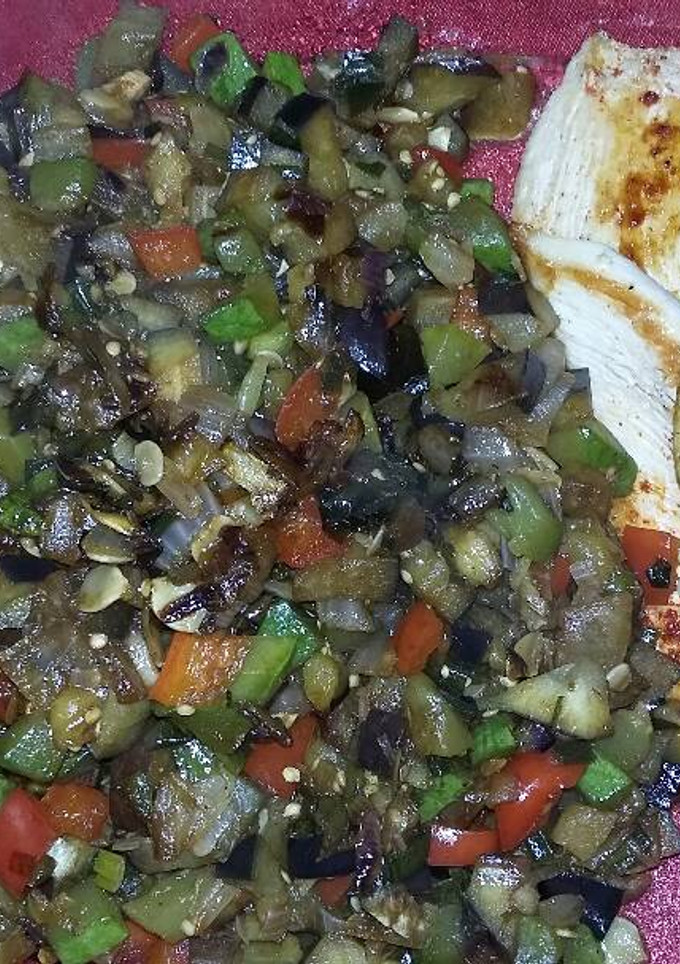 Una foto de Pechugas con verduras salteadas