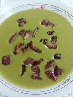 Zöld feles borsó krémleves sült sonkával🥩 recept fotója