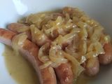 Salchichas al vino con cebolla