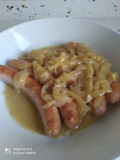 Una foto de Salchichas al vino con cebolla