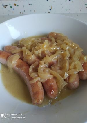 Una foto de Salchichas al vino con cebolla