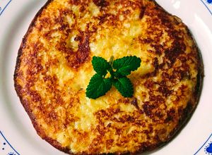 Una foto de Frico friuliano 🥔 La tortilla italiana de papa sin huevo 🥔 Papa, cebolla, queso, AOVE y pimienta 🇮🇹