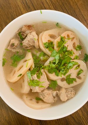Hình của món Sườn heo hầm củ sen đơn giản.