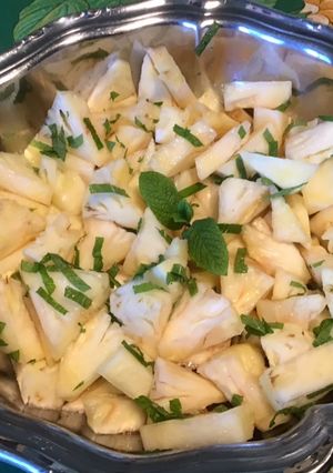 Une photo de Salade d'ananas à l'orange sanguine et menthe fraîche