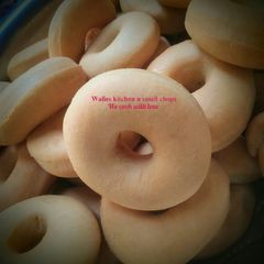 A picture of 125pieces soft and fluffy doughnuts.