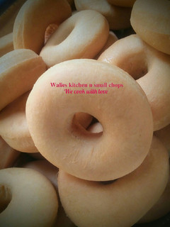 A picture of 125pieces soft and fluffy doughnuts.