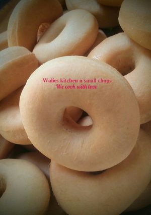A picture of 125pieces soft and fluffy doughnuts.