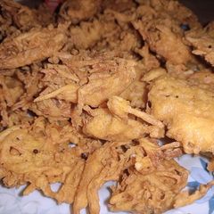 A picture of Aloo k lachedar pakory.