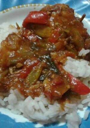 Una foto de Pollo guisado y arroz blanco