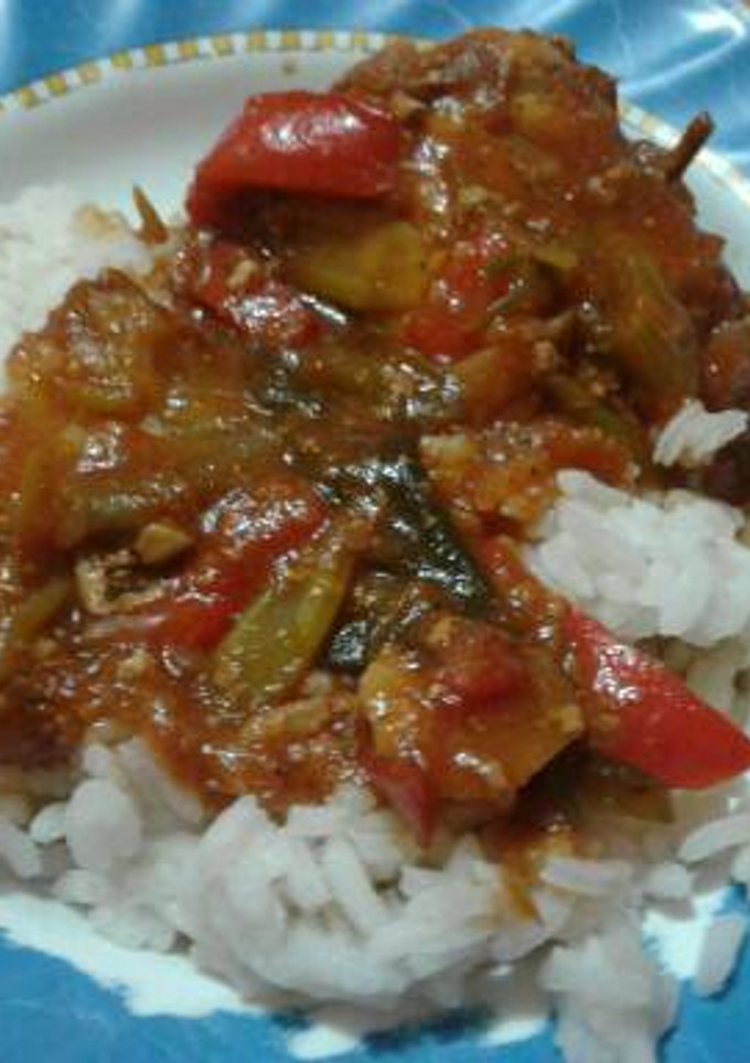 Una foto de Pollo guisado y arroz blanco